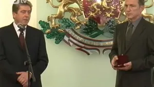 Георги Младенов получи Почетния знак на президента