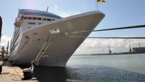  Лайнер с 1000 пасажери акостира по спешност на пристанище Бургас 
