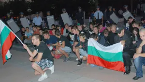 Младежи се събраха на мирни протести в страната