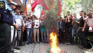 Арменци горят унгарски знамена на протест пред посолството на Будапеща