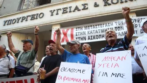 Гръцки пенсионери щурмуваха здравното министерство в Атина