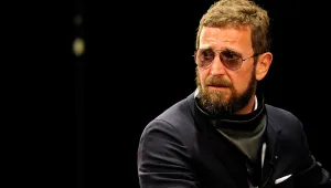 Стефано Пилати пое Ermеnegildo Zegna