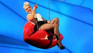 Алиша Кийс и P!nk се борят с трафика на хора