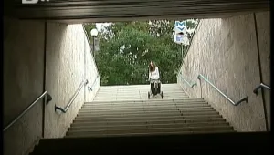 Старите станции на метрото недостъпни за майки с детски колички