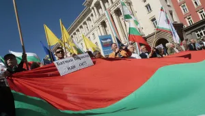 Хиляди поискаха оставката на правителството