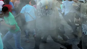 Сблъсъци и масови арести в Атина по време на протест