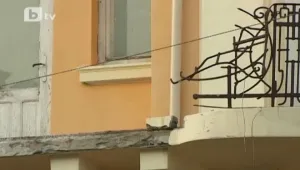 Бетоновоз събори тераса върху паркирани автомобили