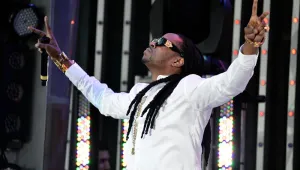 Откриха пистолети, пушка и марихуана в турбуса на 2 Chainz