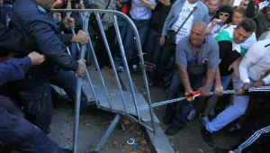 Протестиращи дърпаха с вериги загражденията пред парламента