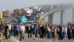 Над 200 души пострадали при верижна катастрофа на 100 автомобила във Великобритания