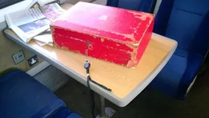 Дейвид Камерън забрави куфарче със секретни документи във влак
