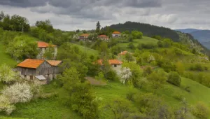 Цяло село работи безвъзмездно 40 дни, за да издигне метален кръст