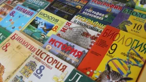 След спора за бедни и богати: Спират черно-белите учебници