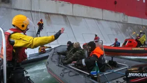 Руската брегова охрана щурмува кораб на 