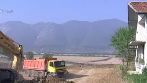 Крепостна стена около къща, която влиза в обходен път във Враца