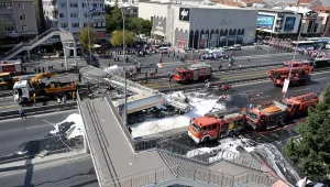 Пешеходен надлез в Истанбул се срина на оживен булевард