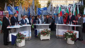 На площада се вижда всичко