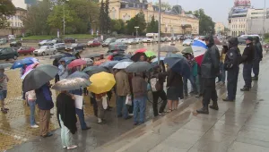 Вложителите от КТБ с протест в дъжда