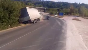 Неуправляем ТИР по чудо не предизвика катастрофа в Ябланица (ВИДЕО)