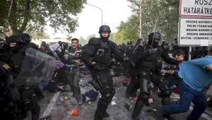 Десетки ранени при сблъсъците между унгарски полицаи и мигранти (ВИДЕО)
