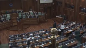 Дъжд от яйца прекъсна изказване на косовския премиер пред парламента