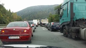 Протестиращи блокираха движението по главния път София-Варна