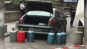 Откриха пълен с газови бутилки автомобил до „Нотр Дам”, двама са задържани