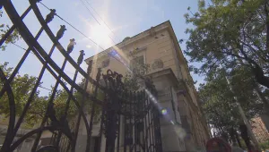 Премиерът разпореди спешна проверка за продажбата на бившите царски конюшни