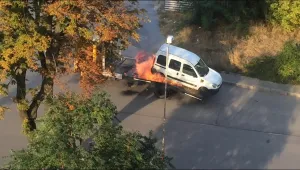 Автомобил горя върху репатрак в столицата