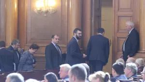 ГЕРБ и БСП в парламентарен скандал за ООН, стъпкани знамена и деца с увреждания