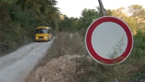 Община Роман извозва деца през опасен свлачищен участък