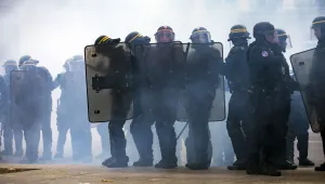 Трима полицаи бяха ранени, а 30 души – арестувани при протест в Париж