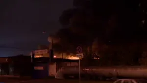Двама огнеборци загинаха при пожар в московски склад 