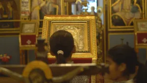 Млад свещеник кръщава безплатно деца в неделно училище
