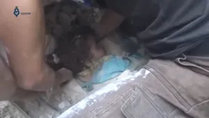 Малко момиче беше спасено изпод развалините на рухнала сграда в Алепо (ВИДЕО)
