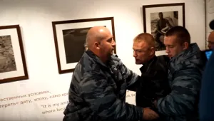 Прокремълски активист заля с урина фотографии на американски творец