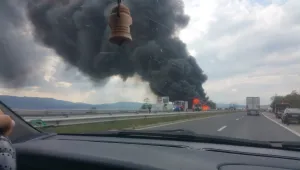 Тир се запали на магистрала „Тракия” (ВИДЕО)