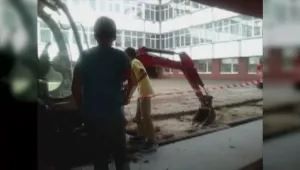 Опасната строителна площадка в училището във 