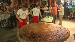 Приготвиха гигантска плескавица в сръбския град Лесковац