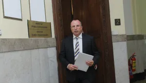 Депутатите гласуват оставката на Румен Порожанов