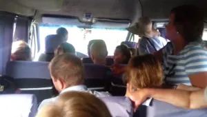 Шофьори на микробуси качват правостоящи по пътя Варна – Бургас 