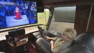 Най-доброто от COOL…T: Николина Чакърдъкова и двуетажният ѝ автобус с киносалон