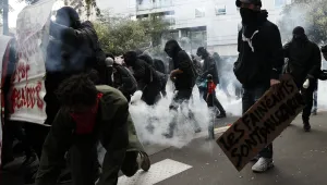 Сблъсъци с полицията на протест във Франция срещу промените в трудовия кодекс 
