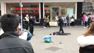 Полицията арестува мъж с нож в центъра на Бирмингам