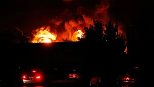 120 пожарникари гасиха огромен пожар в Лондон 