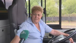 Баба на трима внуци кара автобус по линия 72 в София