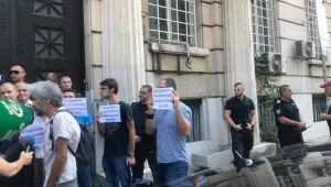 Граждани нахлуха в Министерството на транспорта