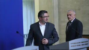 Министрите в оставка Николай Нанков и Валентин Радев участват в парламентарния контрол