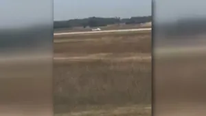Мъж нахлу с автомобила си на авиописта в Лион