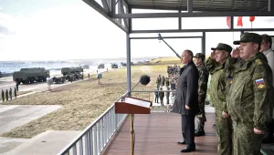Путин гледа руските военни учения в Сибир (СНИМКИ)